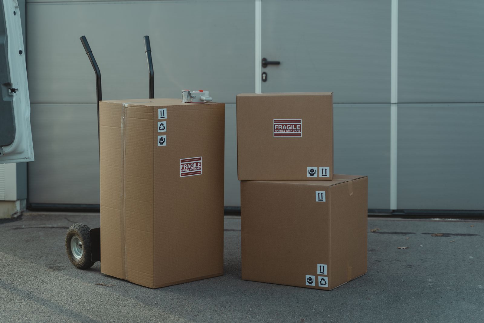 Corrugated boxes and shipping cartons